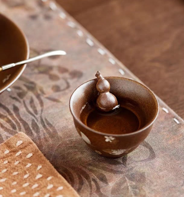 Old rock clay "Flower and Fish Play" gourd tea cup
 
 