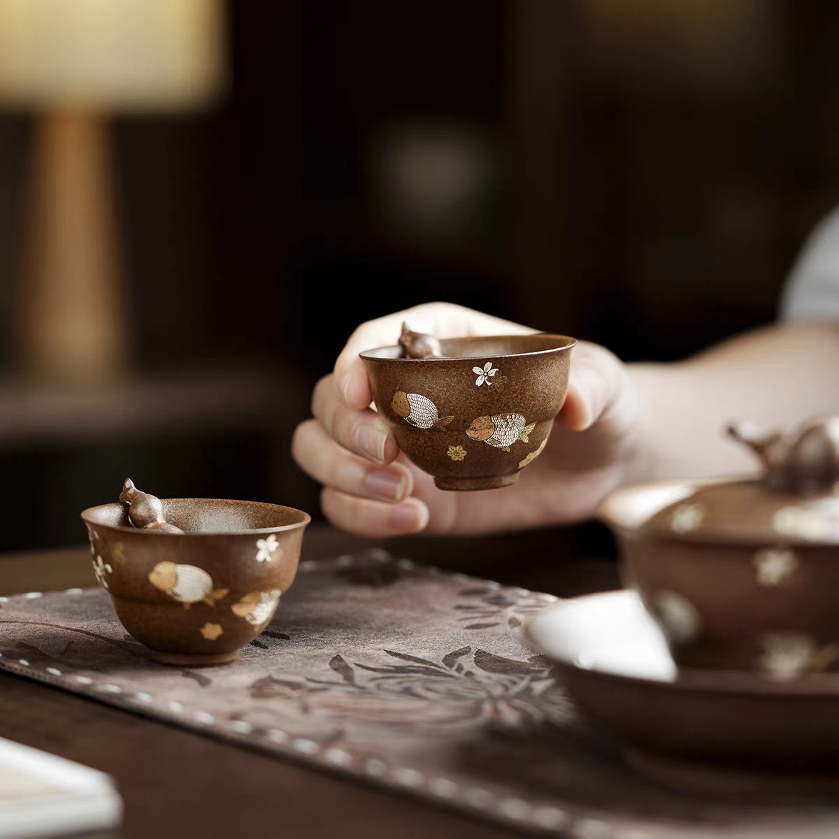 Old rock clay "Flower and Fish Play" gourd tea cup
 
 