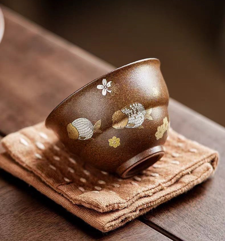 Old rock clay "Flower and Fish Play" gourd tea cup
 
 